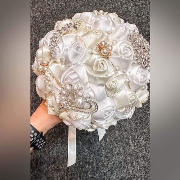 Other - Ivory and white flower brooch bouquet